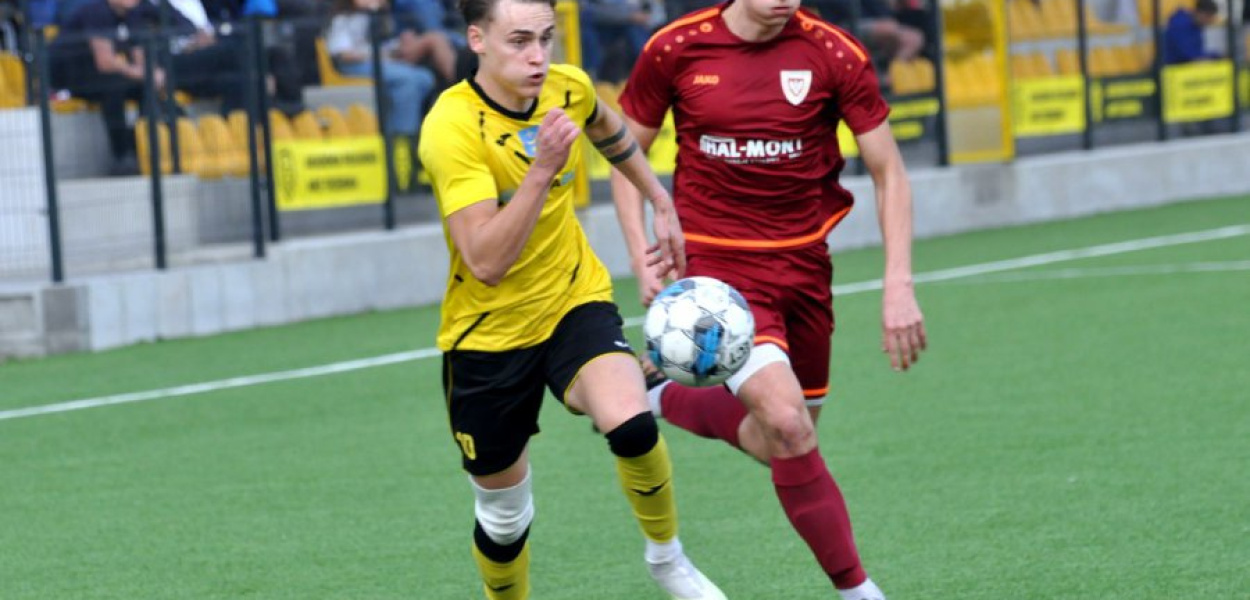 Zawodnik MKS Oskar Chechelski (z lewej) w pojedynku biegowym z zawodnikiem Bochni