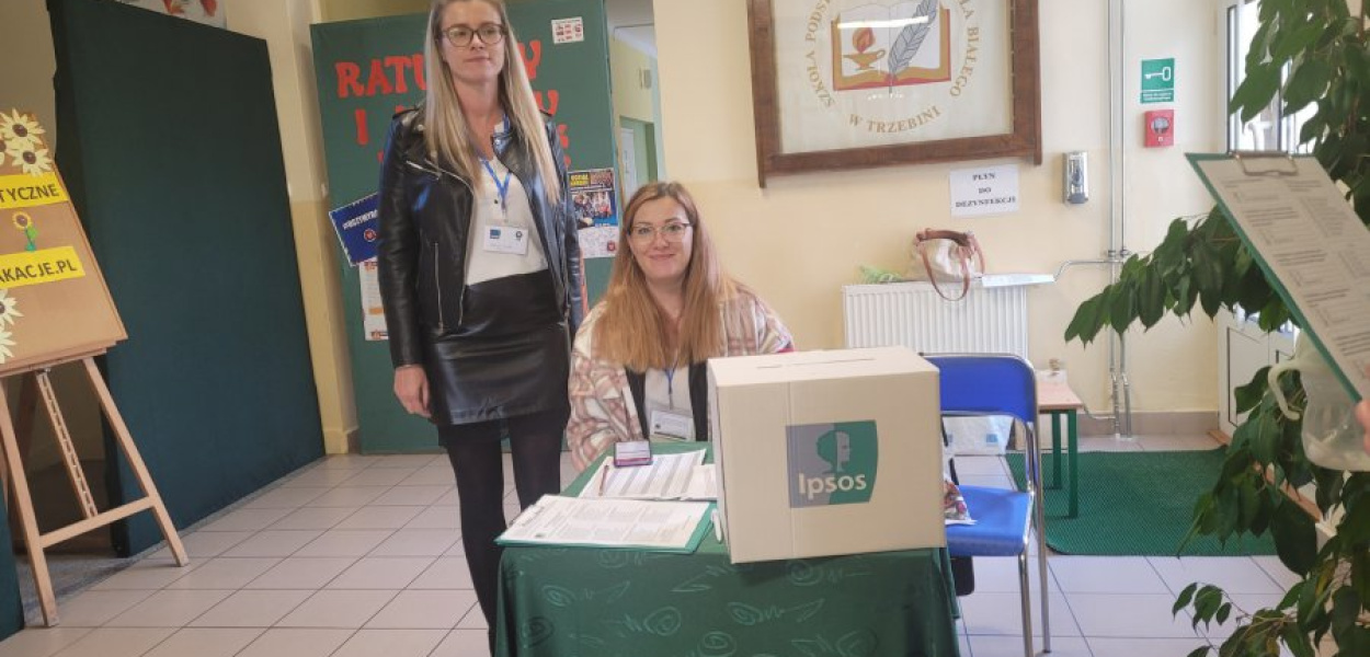 Karolina Fornal i Izabela Sroka prowadzą badanie exit pool dla IPSOS po wyjściu z lokalu wyborczego w SP nr 4 w Trzebini