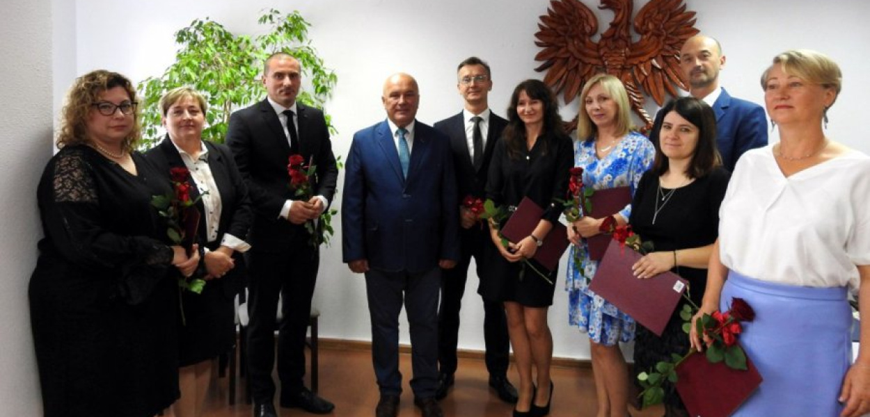 Dyrektorzy i nauczyciele odebrali nagrody wójta Babic. Fot. Udostępnione przez Urząd Gminy w Babicach