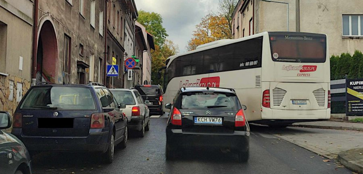 Auta przy lewej krawędzi jezdni na Śląskiej w Chrzanowie stoją na zakazie zatrzymywania się, który jest m.in. po to, żeby autobusy mogły wykręcić, wyjeżdżając na Śląska z przystanku „Chrzanów Plac 1000-lecia&quot;