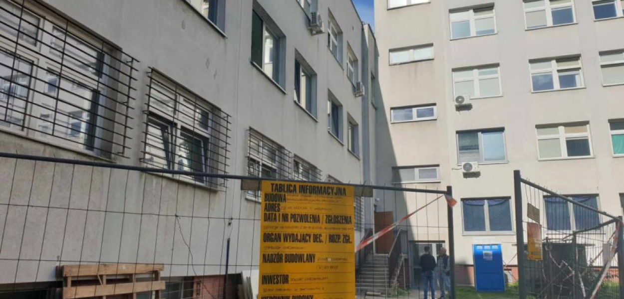 Trwają roboty adaptacyjne pomieszczeń budynku C w chrzanowskim szpitalu, gdzie do końca roku ma się przenieść Powiatowe Centrum Pomocy Rodzinie.