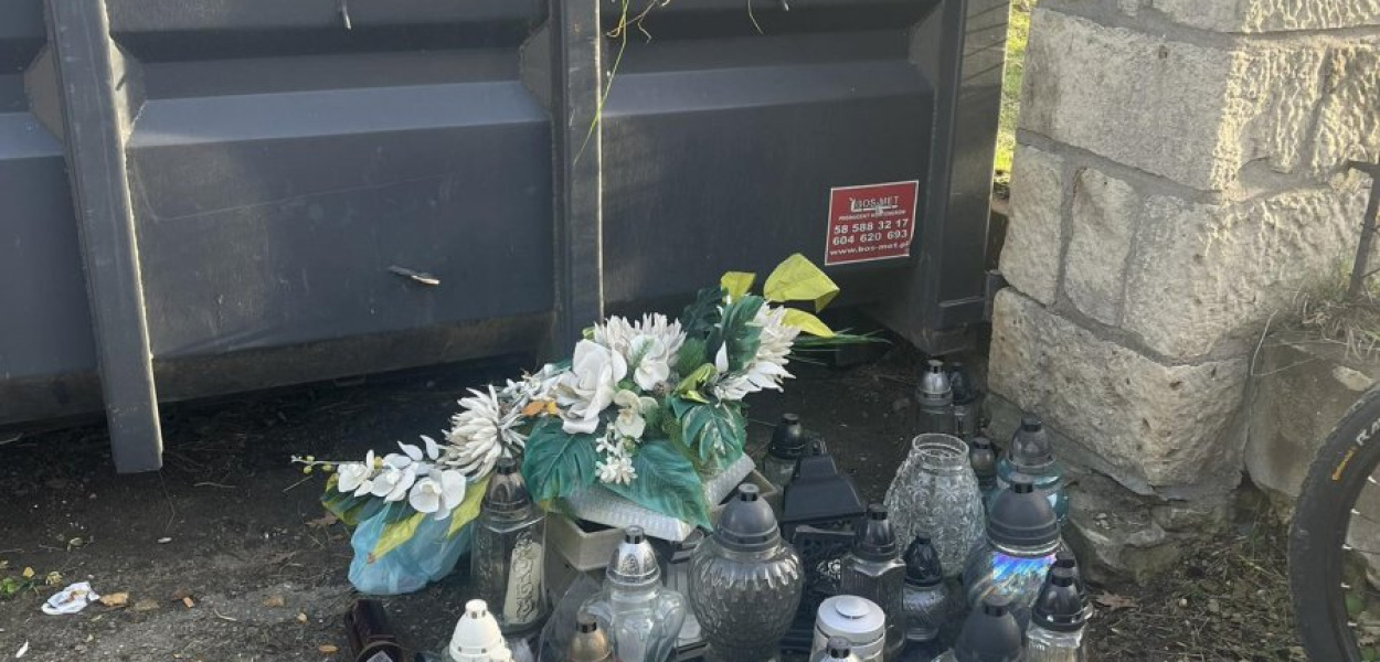 Ludzie odwiedzający cmentarz znicze starali się odkładać osobno. Prawdopodobnie jednak trafiły do konterera Fot. Radosław Kropielnicki