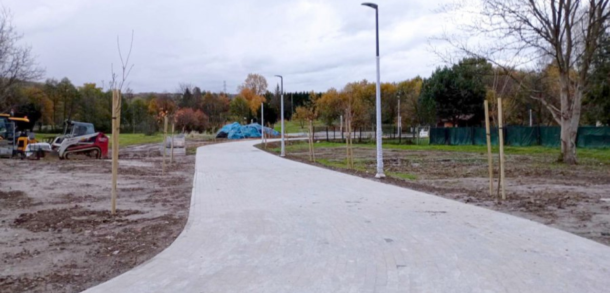 Nowa ścieżka pieszo - rowerowa. Przy niej powstać ma miejsce rekreacji i wypoczynku. FOT. Kacper Ropka