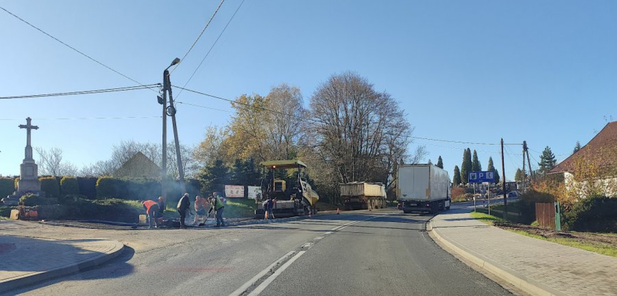 Budowa traktu m.in. dla konduktów pogrzebowych w Porębie Żegoty