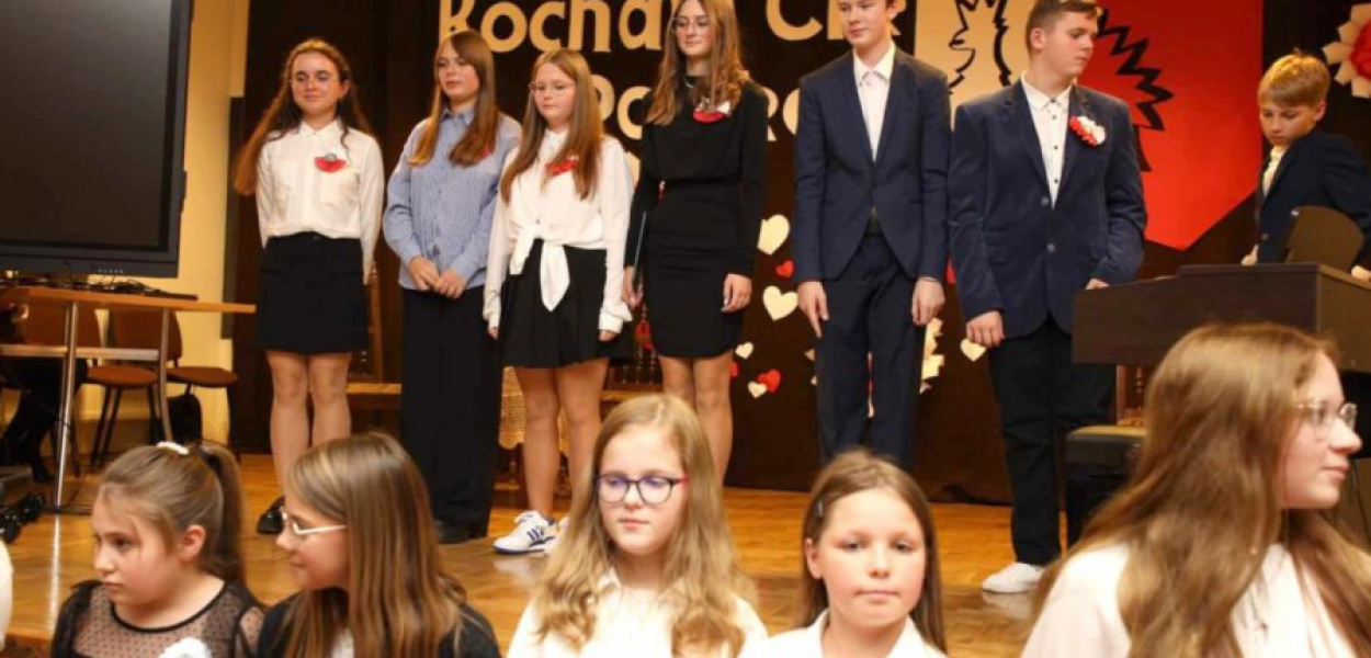 Podczas wieczornicy niepodległościowej w Młoszowej. FOT Irmina Jaroszkiewicz
