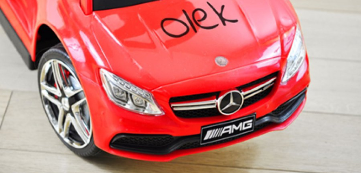Miniauto z imieniem właściciela to oryginalny prezent dla dziecka
