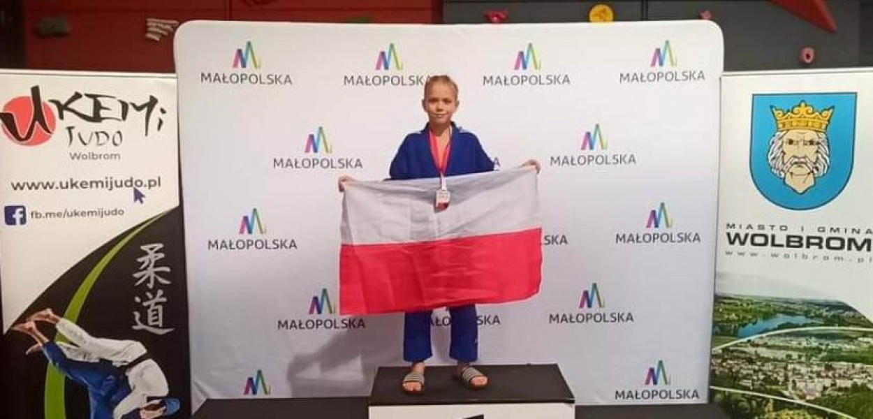 Natan Kaczmarek na najwyższym stopniu podium. FOT. Klub Sportowy Judo Kangury.