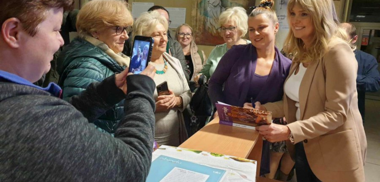 Ewa Wachowicz rozdaje autografy