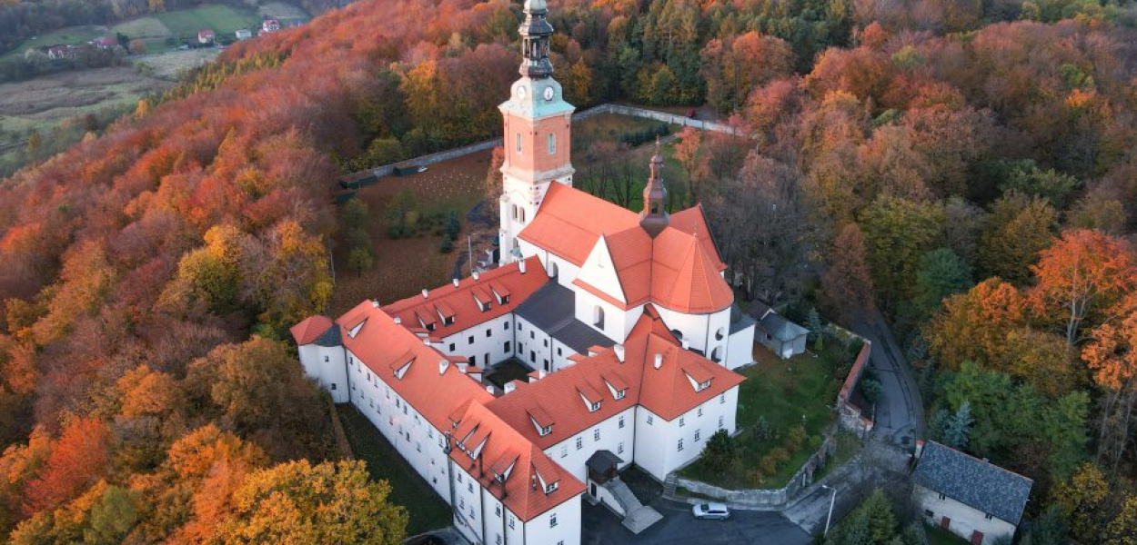 Klasztor OO. Bernardynów w Alwerni w jesiennych barwach. Tobiasz Biłka. Data publikacji: 18 listopada 2020