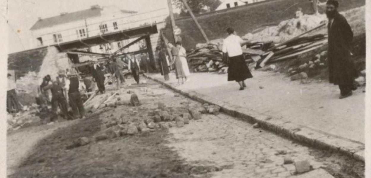 Prace wodociągowe w latach 30. XX w. na Krakowskiej w Chrzanowie. FOT. ZE ZBIORÓW E. KĘPIŃSKIEGO