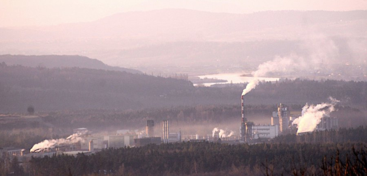 Dawne zakłady chemiczne widziane ze Starego Dworzyska w Kwaczale