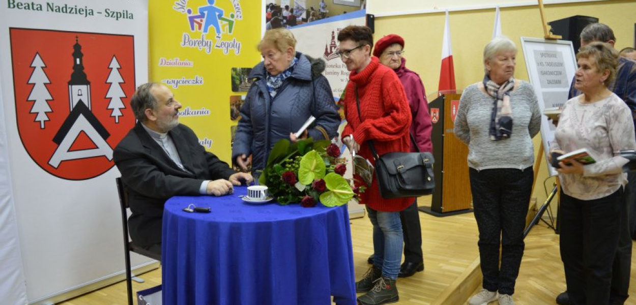 Ks. Tadeusz Isakowicz składający autografy, FOT: MGBP im. Janiny Rogalskiej w Alwerni