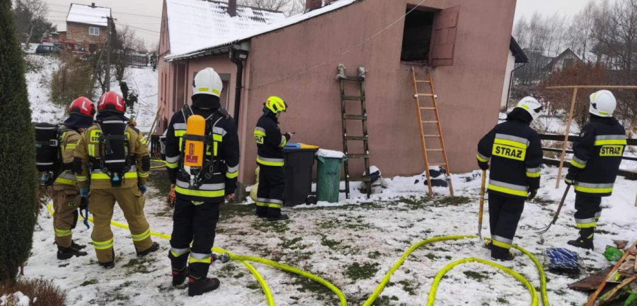W piątek strażacy gasili ogień w domu w Nawojowej Górze. FOT. OSP Nawojowa Góra
