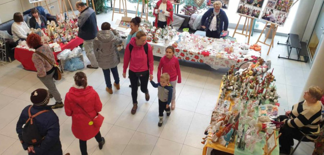 W sobotę w chrzanowskiej bibliotece trwał kiermasz świątecznych ozdób i rękodzieła