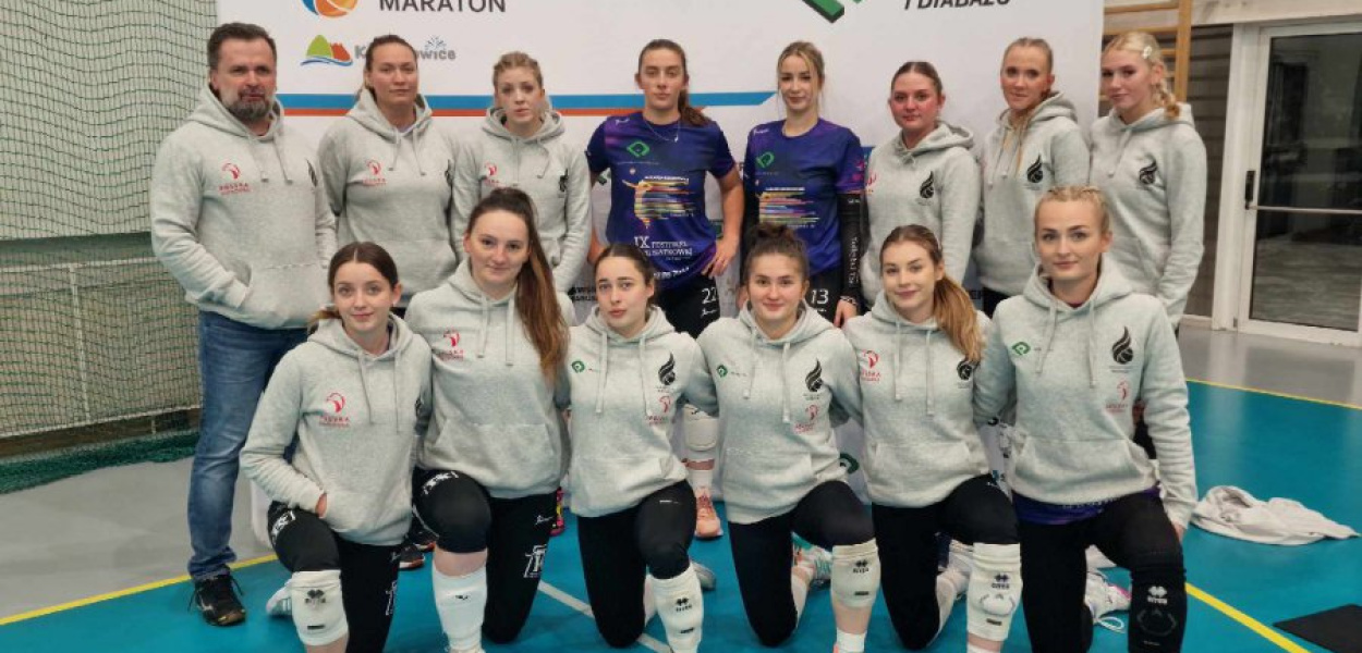 Siatkarki MKS Maratonu Krzeszowice z Trenerem Tomaszem Piechotą przed meczem z AZS Uniwersytet Bielsko-Bialski