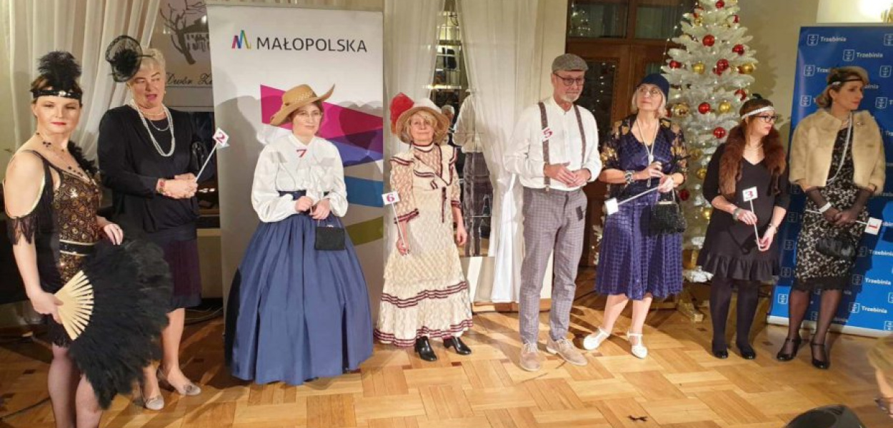 Uczestnicy konkursu na najciekawszy strój retro