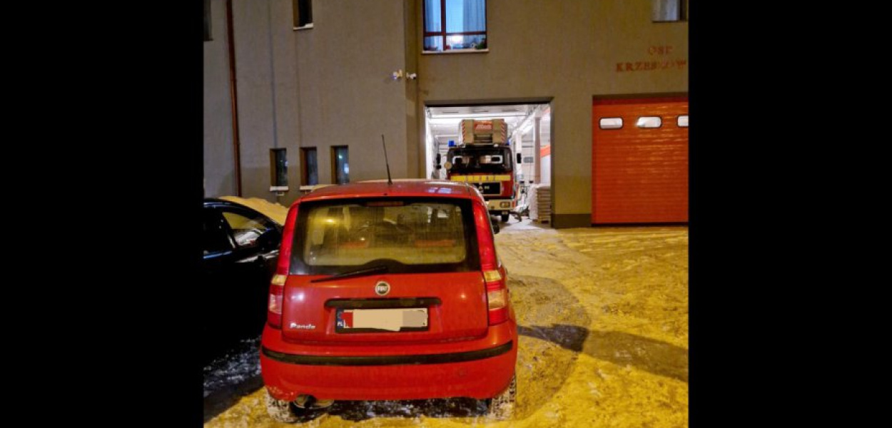 Nie pierwszy raz któryś z kierowców zastawił wyjazd z remizy strażackiej