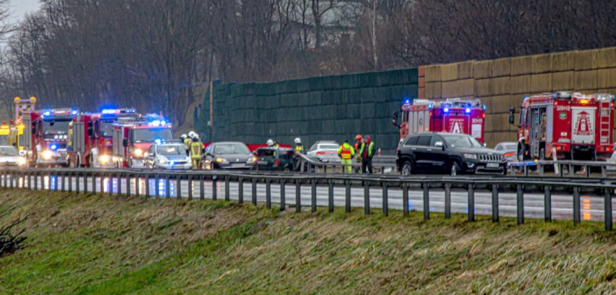 W poniedziałek na A4 doszło do tragicznego wypadku. FOT. OSP Grojec