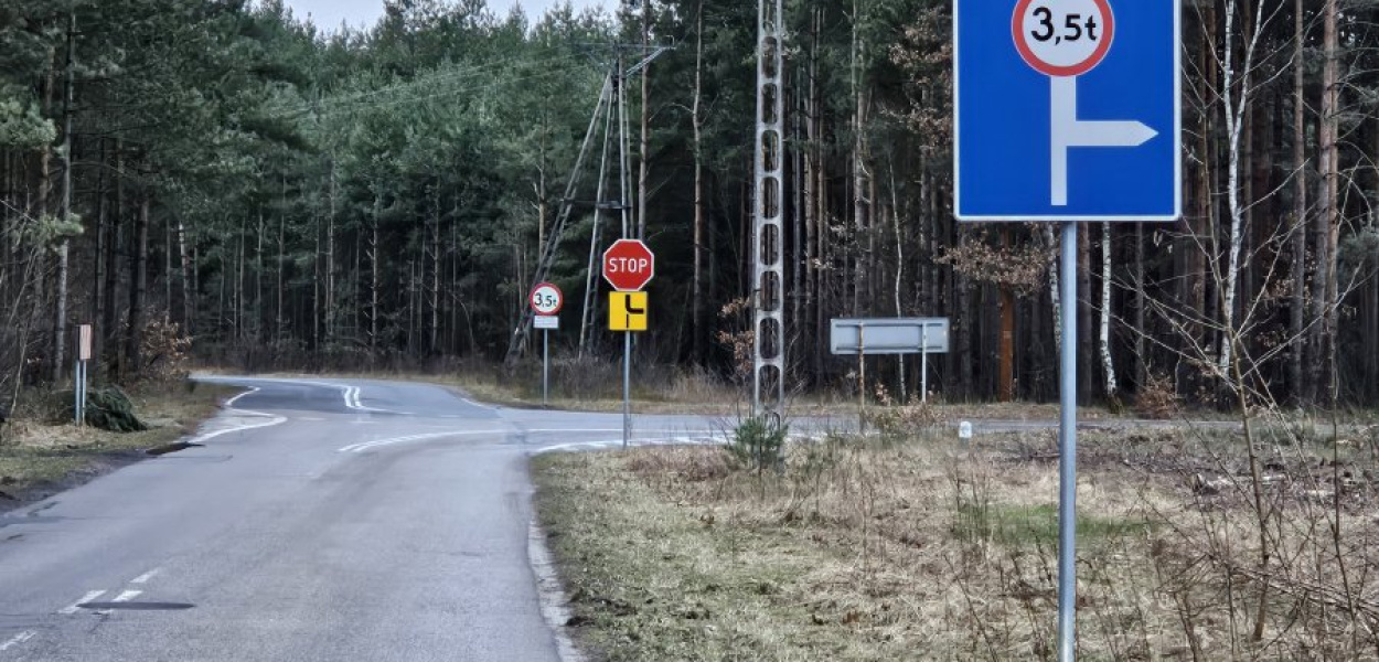 Skrzyżowanie ul. Astronautów w Żarkach (na wprost), Jaworowej w Libiążu (skręt w prawo) i Powstańców Styczniowych w Chrzanowie, z której robione jest zdjęcie