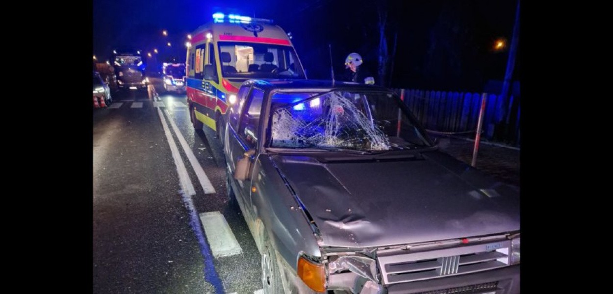 W piątek o godz. 17.49 strażacy zostali zaalarmowani do pomocy kobiecie potrąconej na ul. Trzebińskiej w Krzeszowicach. FOT. OSP Krzeszowice