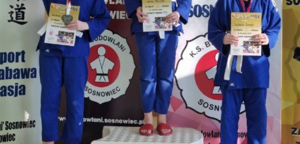 Hanna Paliwoda na pierwszym stopniu podium oraz Barbara Paliwoda na trzecim miejscu. FOT. Klub Sportowy Judo Kangury