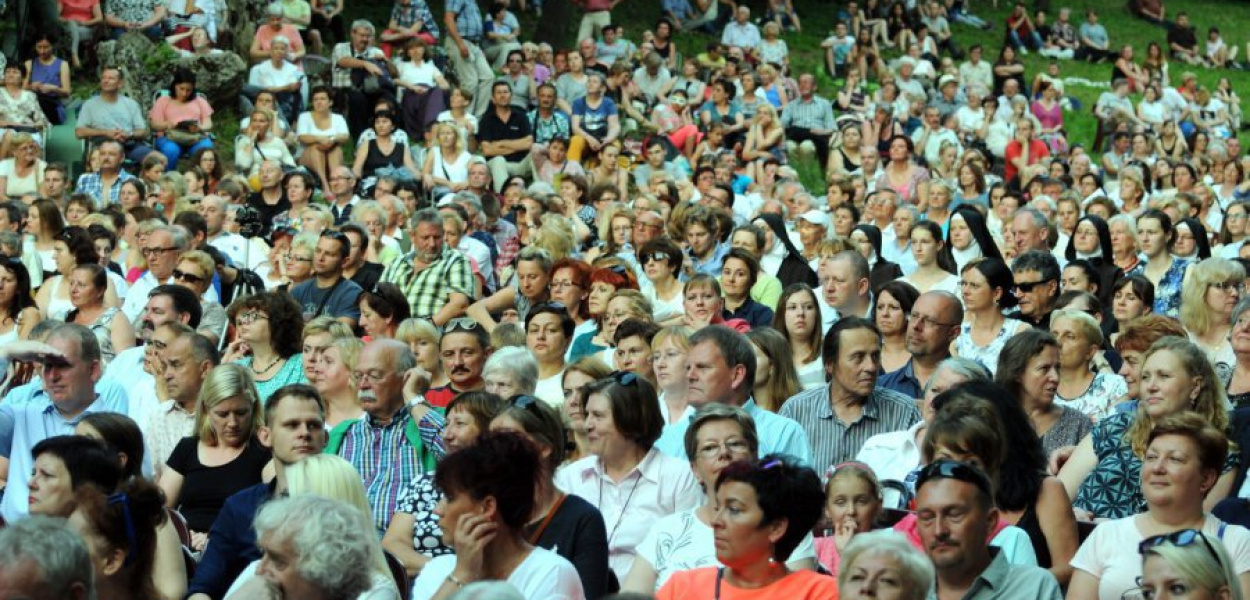 Publiczność podczas plenerowego spektaklu Noc w Wenecji. Dni Trzebini 2018