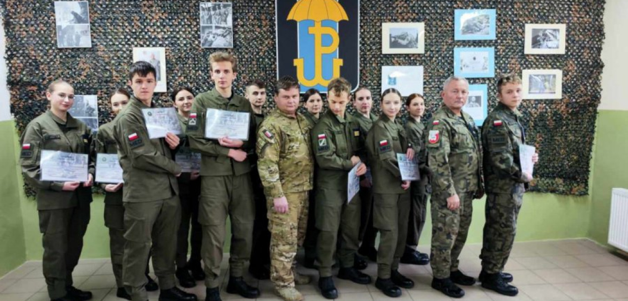 Uczniowie LO w Trzebini otrzymali certyfikaty CIA combat livesaver. FOT. archiwum LO Trzebinia