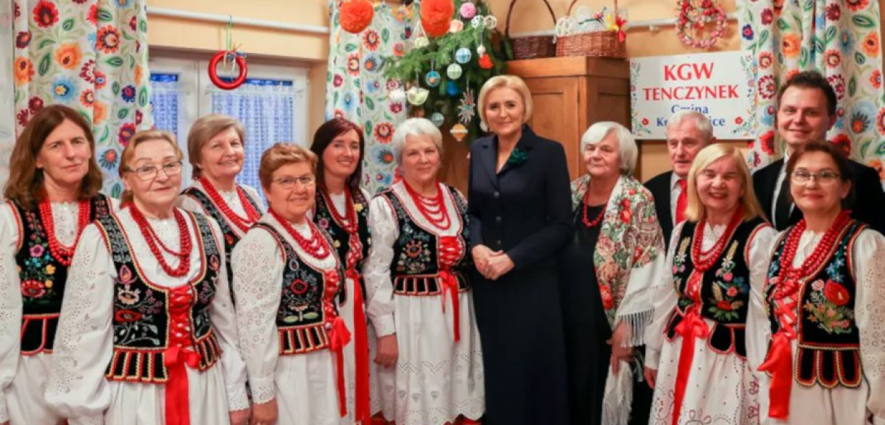 KGW Tenczynek razem z prezydentową Agatą Kornhauser-Duda. FOT. archiwum prezydent.pl
