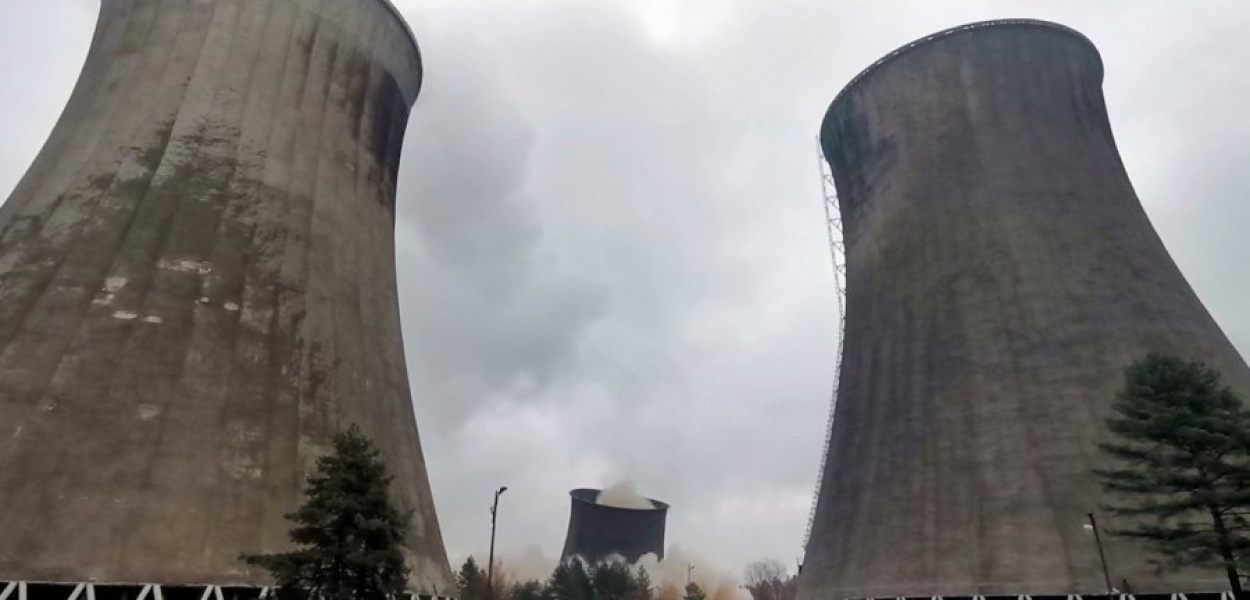 Wyburzanie drugiej chłodni kominowej w Elektrowni Siersza