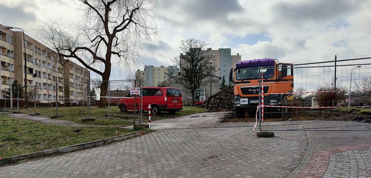 Miejsca postojowe i garaże powstaną między ul. Sienkiewicza i blokiem nr 4 przy Mieszka I na osiedlu Północ w Chrzanowie