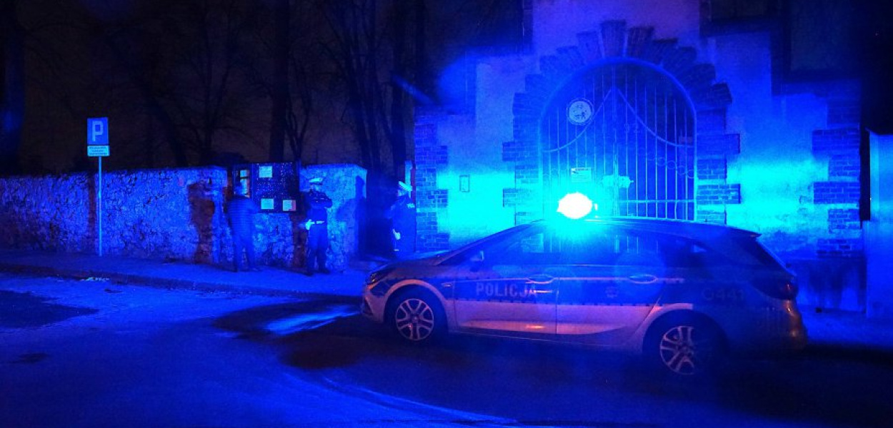Ze względu na prowadzoną akcję zamknięty był cmentarz parafialny w Chrzanowie. Wejść pilnowała policja. FOT. ŁUKASZ DULOWSKI 