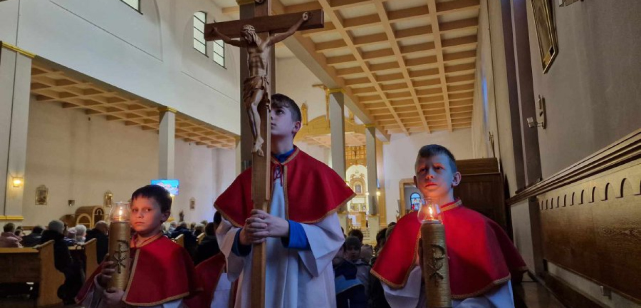 Trzebinia Siersza. Służba liturgiczna niosąca Krzyż