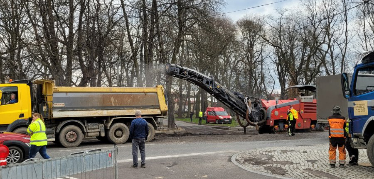 Na Piłsudskiego w Trzebini rozpoczęły się prace przy rozbudowie skrzyżowania z Kościelną. To nie będzie rondo