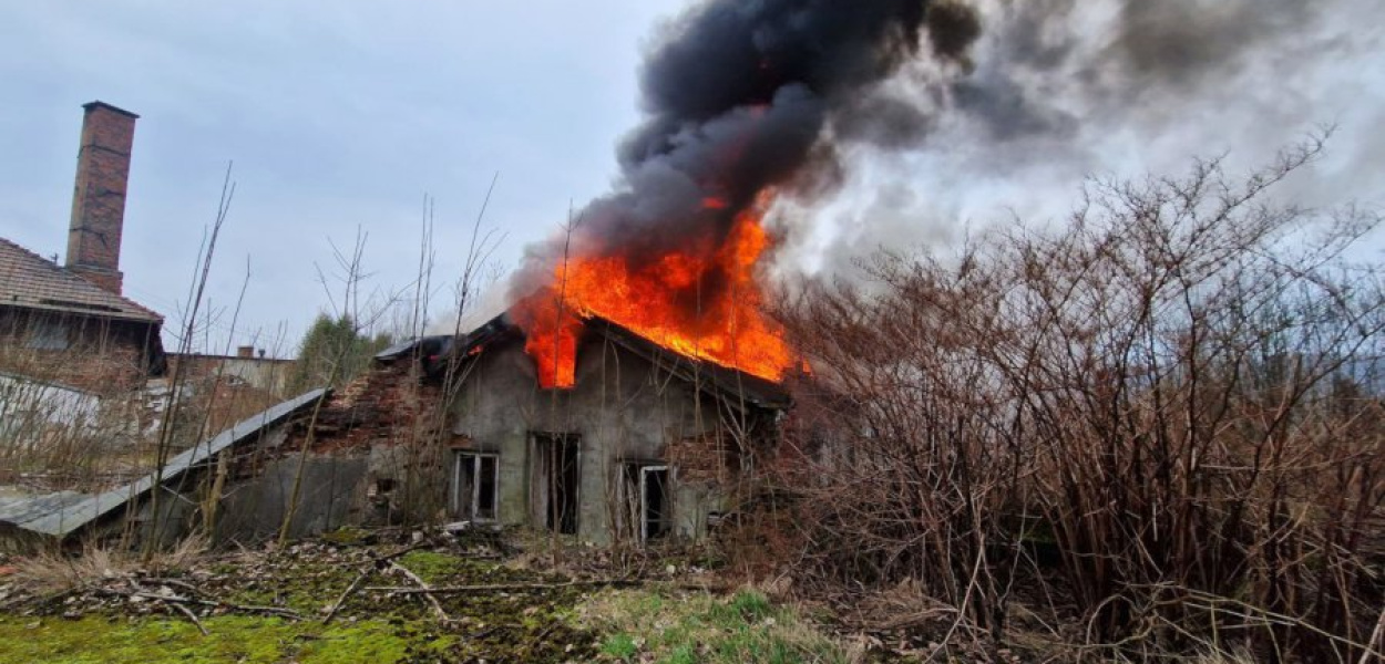 Pożar pustostanu w Krzeszowicach. FOT. OSP Krzeszowice