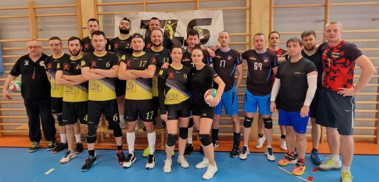 Drużyny: UTB TEAM MYŚLACHOWICE oraz PLAYERS/VOLLEYBALL TEAM przed swoją potyczką