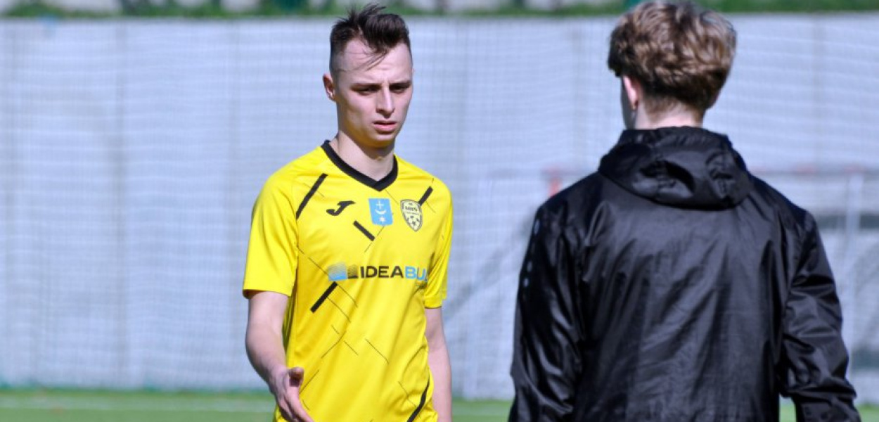 Konrad Balcer zdobyłdwie bramki dla MKS w meczu w Niecieczy