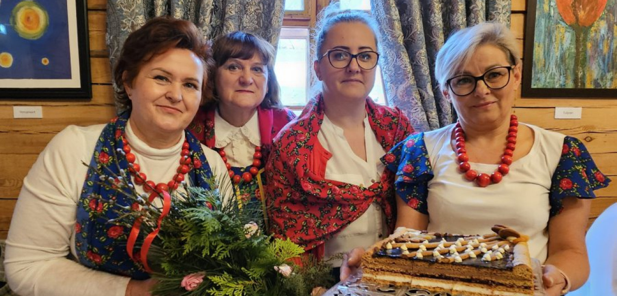 Panie z KGW Płazianki w Płazie ze zwycięskim mazurkiem 