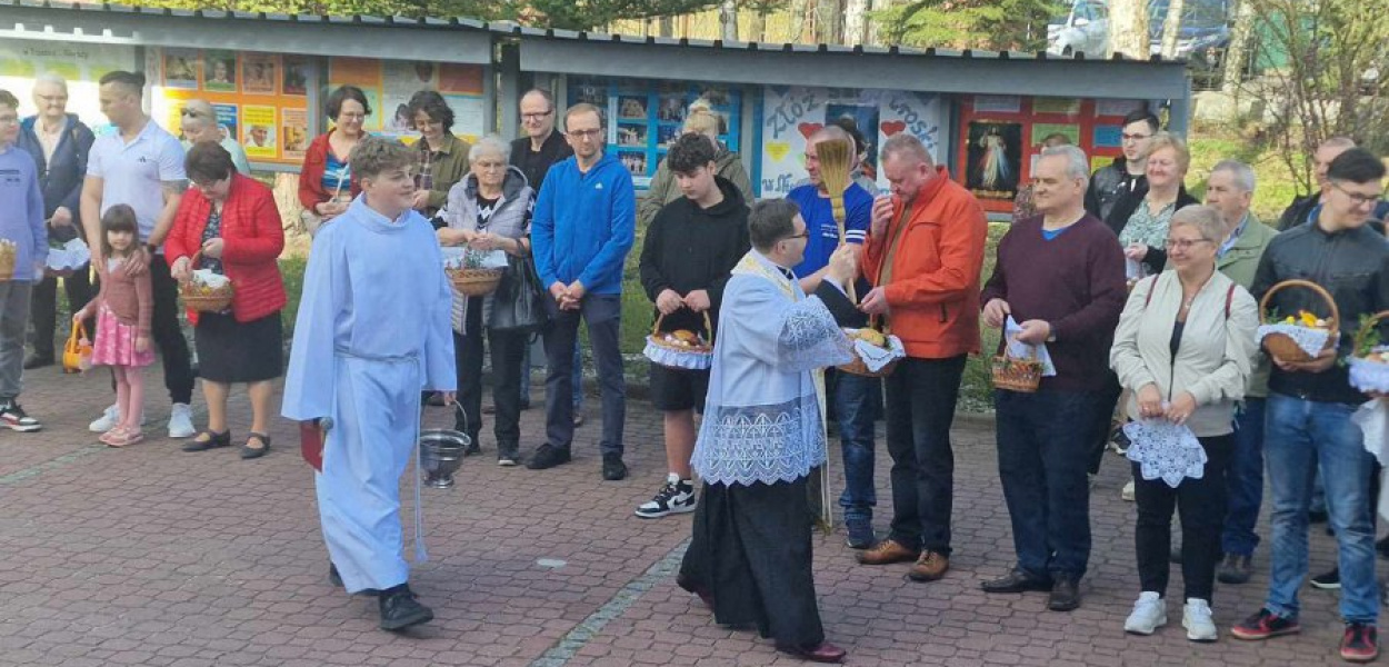 Ks. Marcin Meres w trakcie święcenia pokarmów