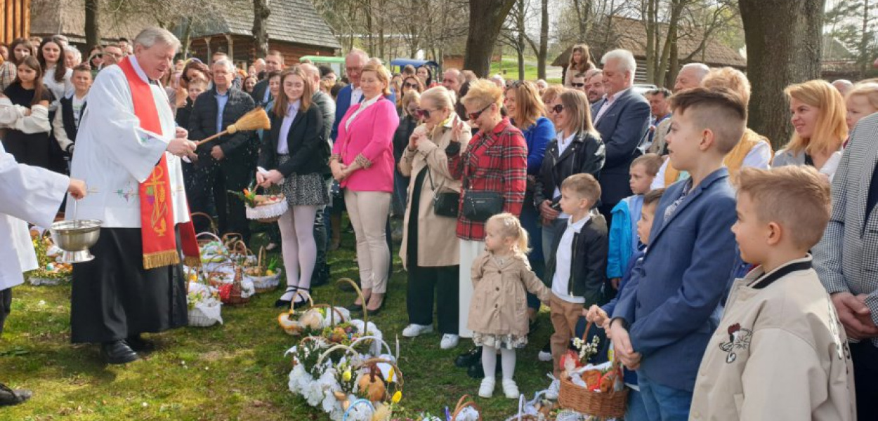 Poświęcenie pokarmów w skansenie w Wygiełzowie