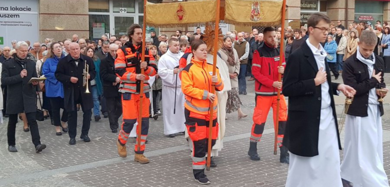 Wierni okrążają chrzanowski Rynek