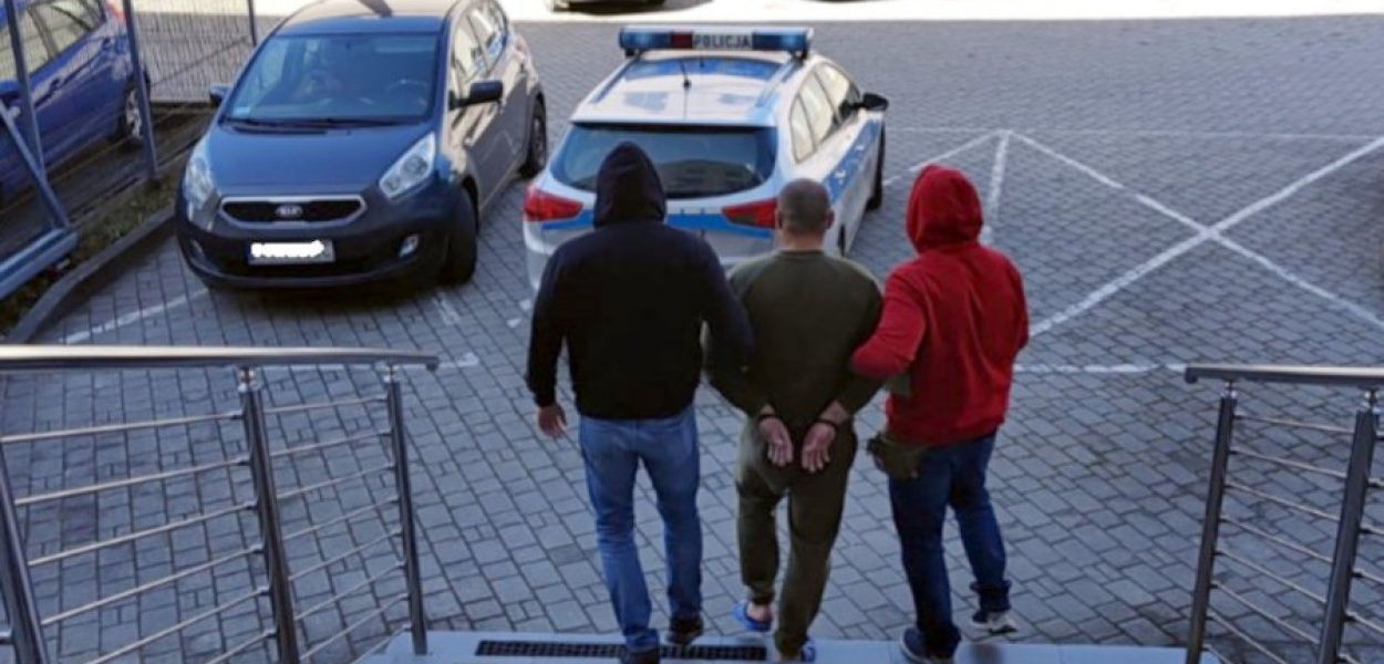 Policjanci wyprowadzają jednego z zatrzymanych. Fot. KPP w Chrzanowie