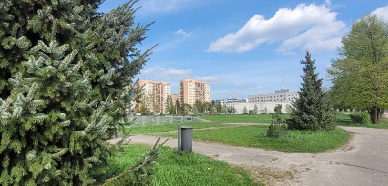 Chrzanowskie Błonia. Widok od strony bloków Dombudu na starostwo