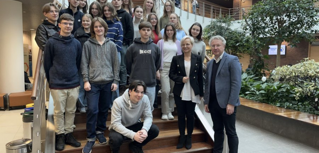 Uczestnicy projektu w I LO w Chrzanowie z prof. dr hab. Andrzejem Adamskim i dr Bożeną Biercą podczas spotkania na UJ w Krakowie