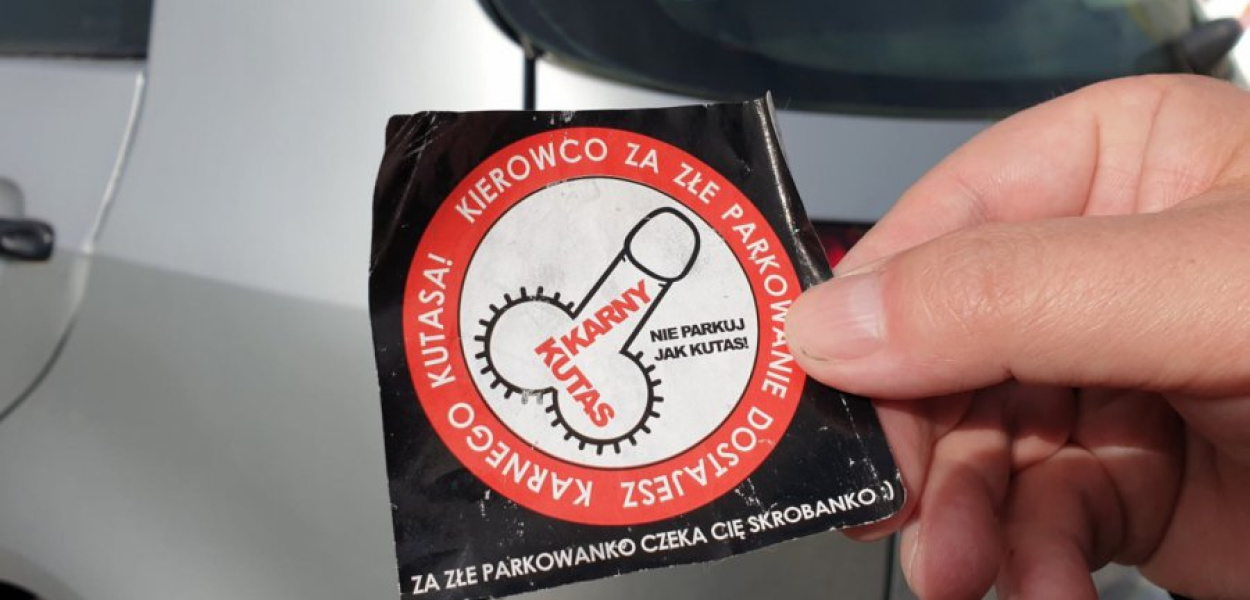 Takie naklejki na samochodzie znalazł pan Czesław w Chrzanowie