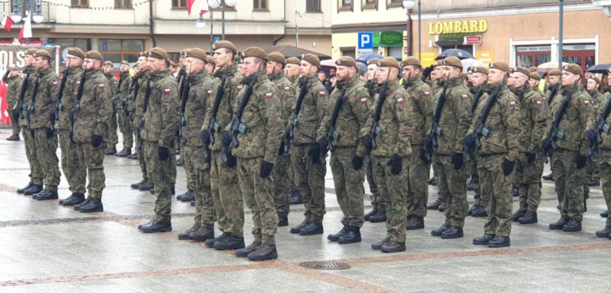 Żołnierze WOT podczas przysięgi w Trzebini