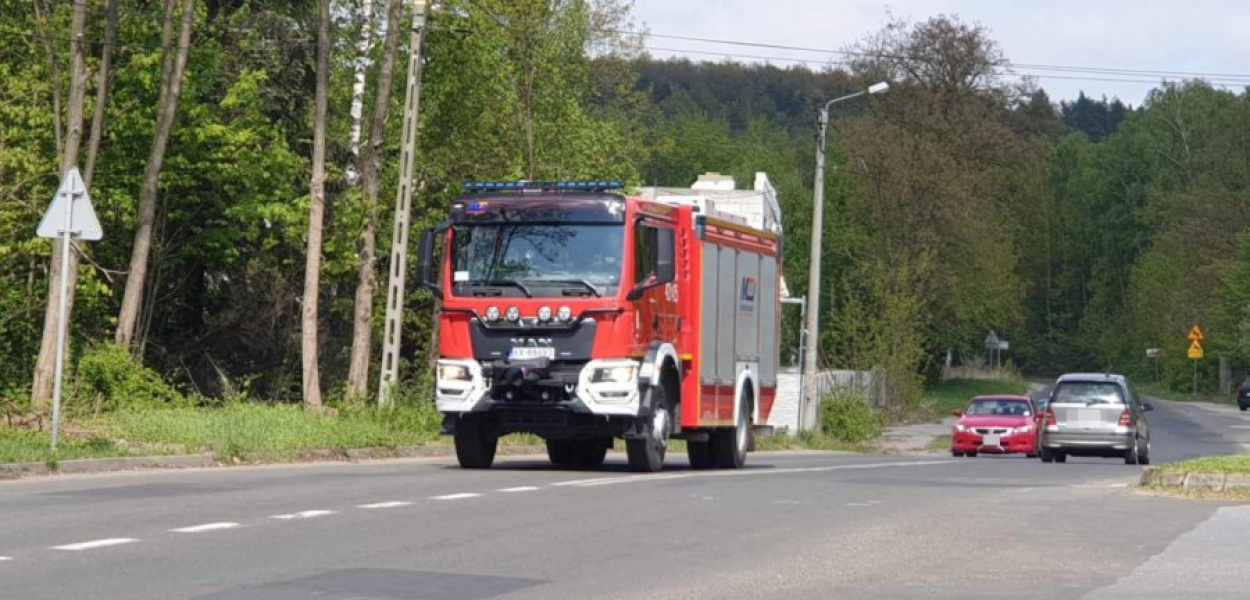 Jeden z samochodów strażackich wyjeżdża z zakładu, gdzie doszło do pożaru akumulatorów