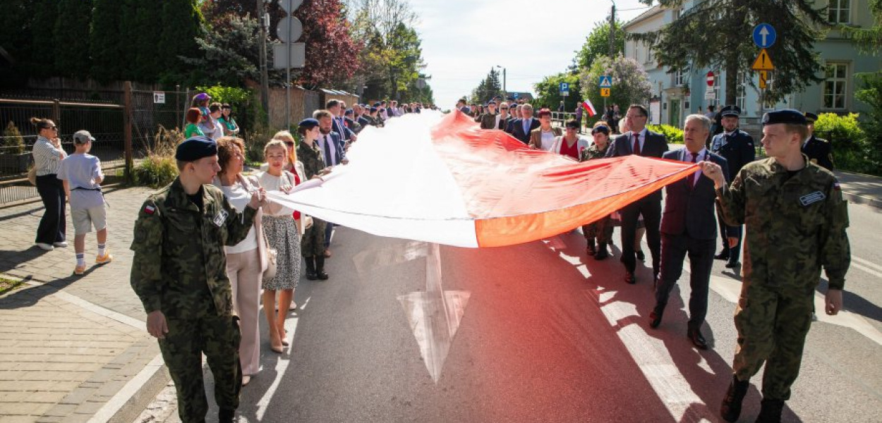 Przemarsz przez Krzeszowice z ogromną flagą. FOT. Marian Lewicki