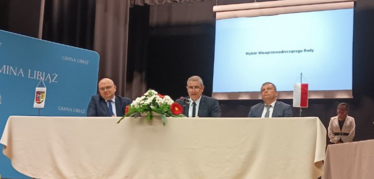 Inauguracyjna sesja Rady Miejskiej w Libiążu. W śrdku Darusz Derendarz, z prawej Jarosław Łabęcki, z lewej Łukasz Płatek