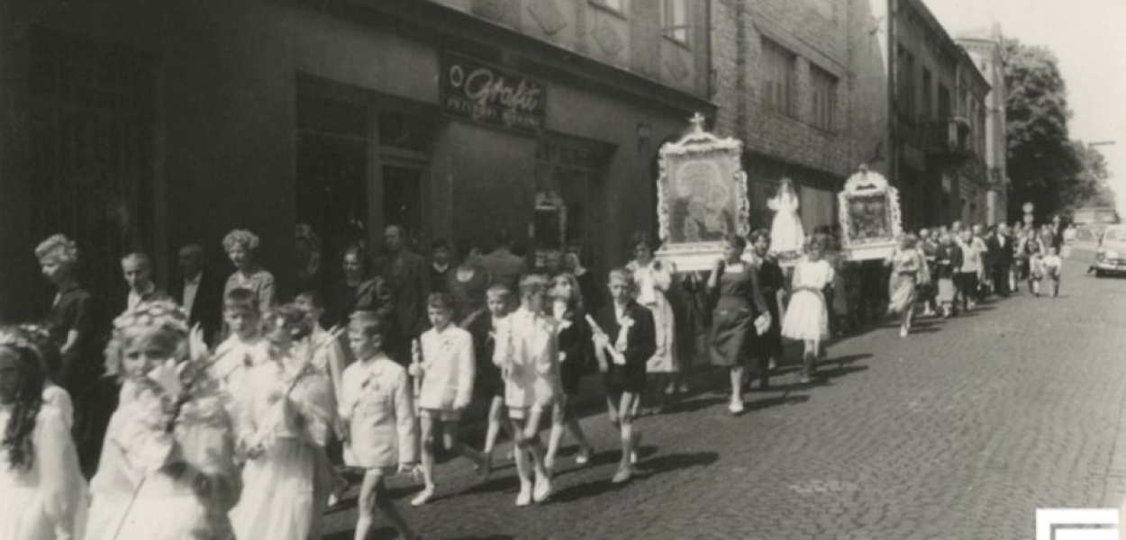 Procesja Bożego Ciała na ul. Mickiewicza w Chrzanowie