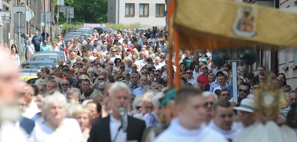 Procesja z parafii św. Mikołaja na al. Henryka w Chrzanowie